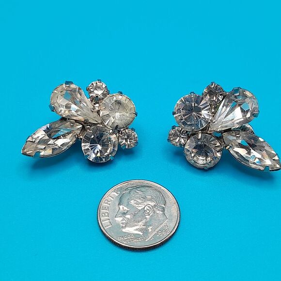Vintage Weiss Unsigned Clear Rhinestone Cluster Silver Tone Clip On Earrings - Picture 10 of 11